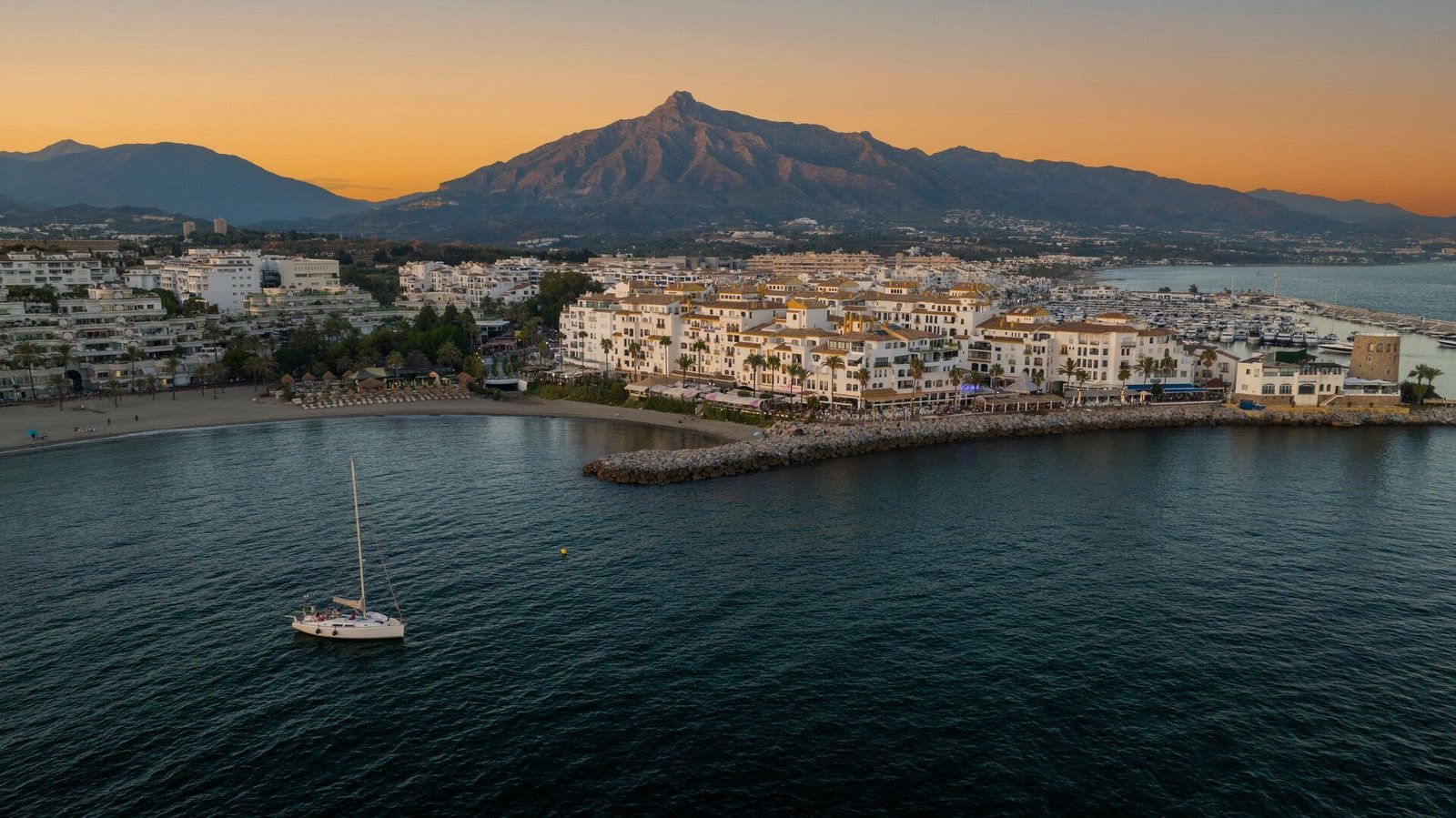 Vista aérea de Puerto Banús y La Concha al atardecer, Sierra Blanca, Marbella