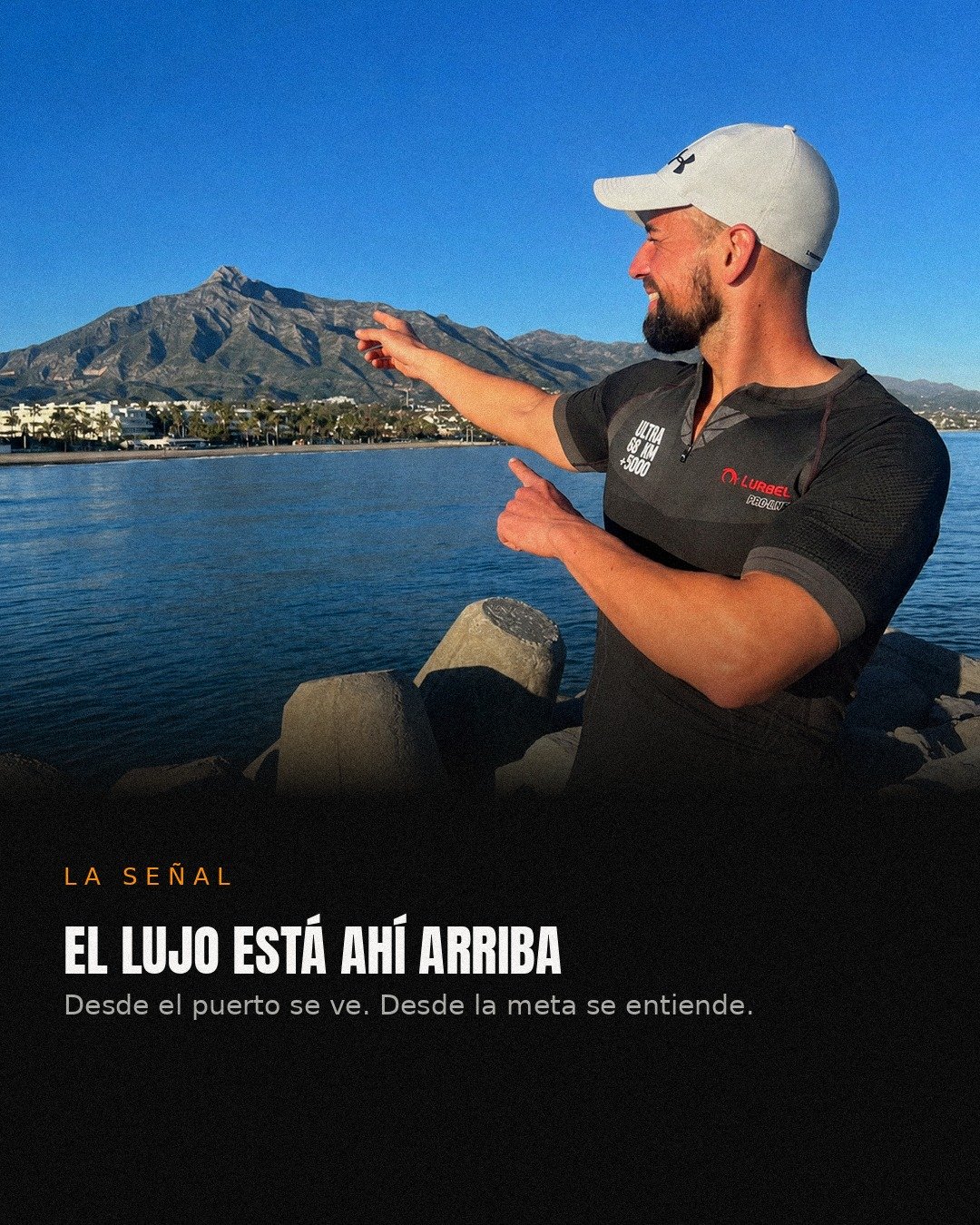 Corredor con la camiseta señalando La Concha desde el puerto